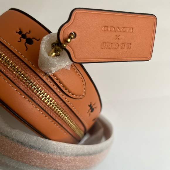 New Coach X Observed By Us Heart Crossbody - Picture 7 of 9